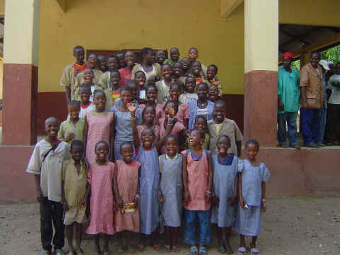Classe de 6�me ann�e des enfants de l'�cole primaire de Samaya