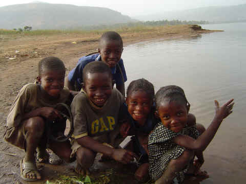 Enfants au bord de l'eau