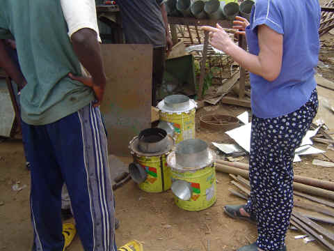 A kindia, des artisans fabriquent des po�les  �conomes en bois