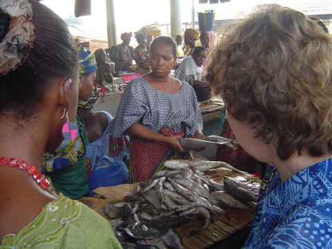 Vente de poissons sur le march� de Kindia